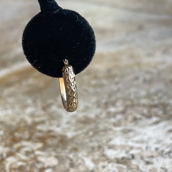 10k hoop earring made in Israel - Picture 2 of 5